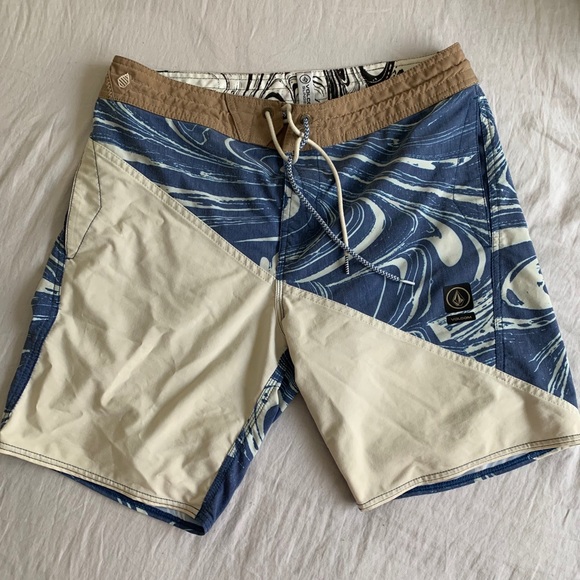 Volcom short size 32, perfect condition ! - Picture 2 of 4